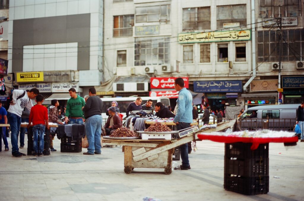 La vente ambulante constitue la principale source de revenus pour la population de Deir Mqaren exilée en Jordanie