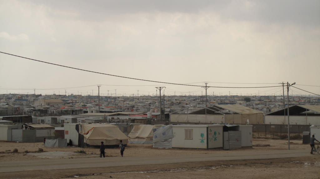 Simple espace de transit pour une majorité de Syrien.ne.s de Jordanie, le camp de Zaatari est aussi le lieu de vie de 80 000 réfugié.e.s